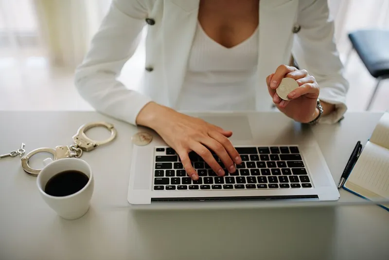 Le bikini et le dossier : préparer sa reconversion en tant que femme salariée à La Réunion